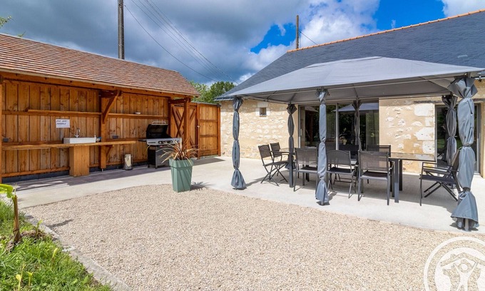 Boce Cottage | Gîte de groupe avec salle de jeux, jardin 4000m², proche forêt de Chandelais et Zoo de la Flèche