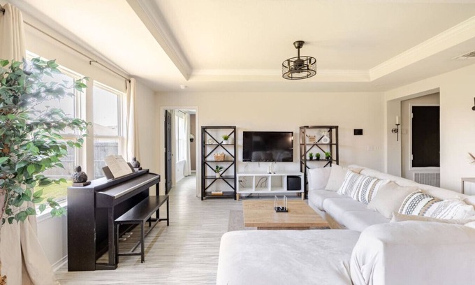 Fort Worth Maison | Spacious Retreat Hammock, Backyard Grill & Piano