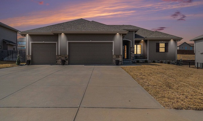 Millard Maison | Spacious Retreat in West Omaha 2 King 3 Queen Beds