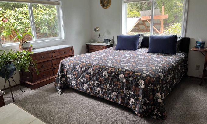 Waldport Maison | Spacious river facing 4-bedroom house in charming Waldport with WiFi.