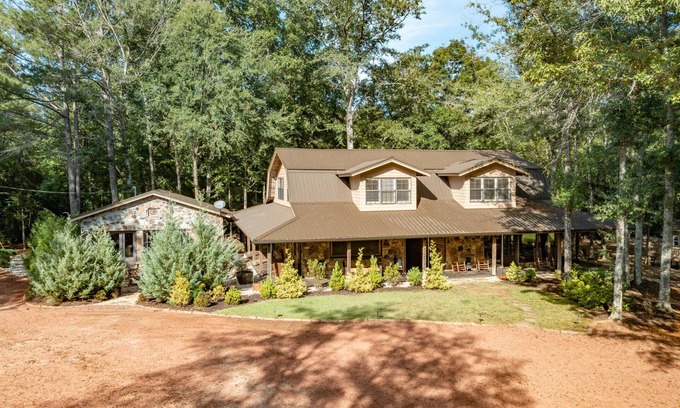 Clinton Cabine | Spacious Lodge Hideaway on 370 acres 9-Bedrooms, Sleeps-15