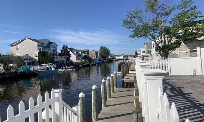 Beach Haven West Maison | Spacious romantic house on the water & just minutes from Ship Bottom Beach 🏖