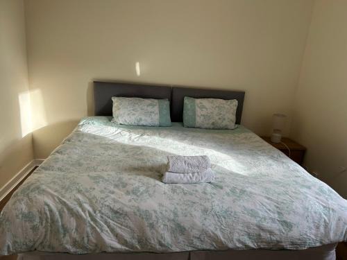 Longcroft Hôtel | Spacious room close to tram