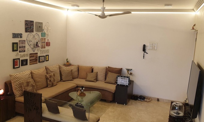 Andheri West Appartement | Chambre spacieuse avec salle de bain attenante