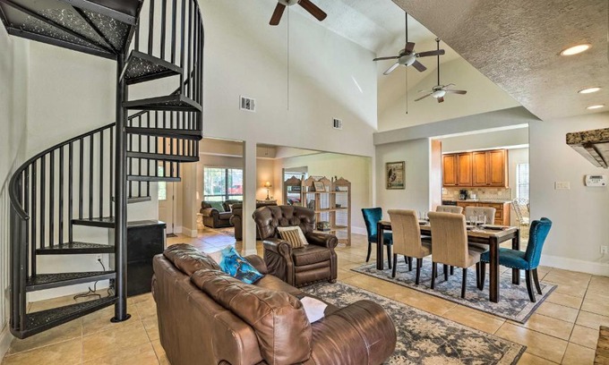 El Lago Maison | Spacious Seabrook Home with Patio 1 Mi to Beach!