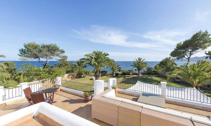 Santa Eulalia del Rio Villa | Grande belle villa avec piscine en bord de mer pour 10 personnes