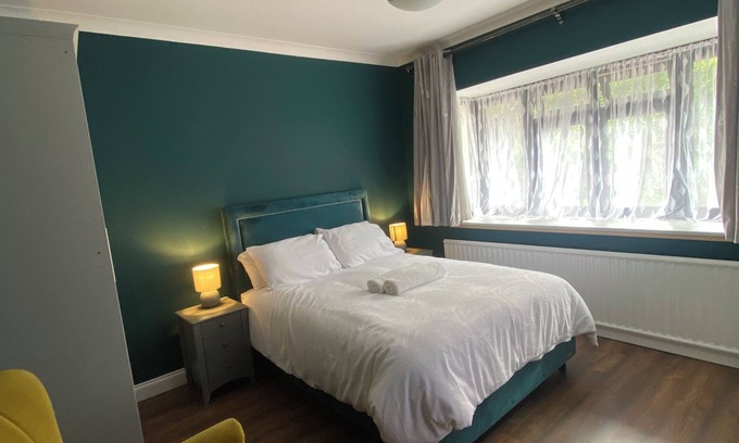 Benfleet Appartement | Spacious self-contained 2-bed apartment with a fully equipped kitchen dinner.