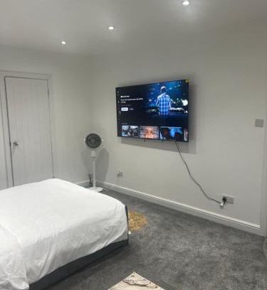 Custom House Maison | Spacious self-contained studio