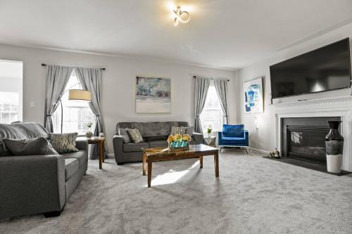 Palm Maison | Spacious & Serene Family Gem: Games, Office, Yard!