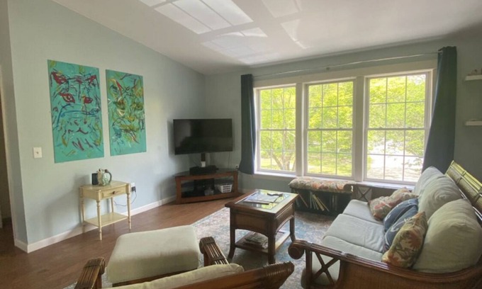 Kenyon Appartement | Spacious, Serene Guesthouse close to RI beaches and south county destinations!