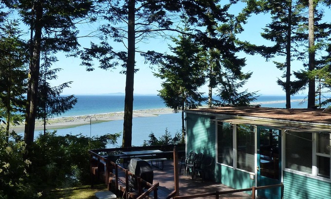 Sequim Maison | Spacious shorefront cabin with Dungeness National Wildlife Refuge views