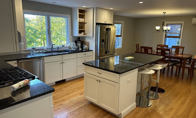 West Roxbury Maison | Spacious Single Family House - Great Privacy, 19' train ride to Back Bay Station
