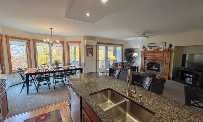 North Troy Copropriété | Belle ski-in, ski-out 2-BR Village Condo à Jay Peak, à droite sur la piste!