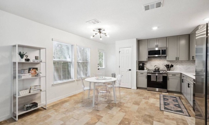 Dittmar Crossing Maison | Spacious South Austin Fully Remodeled WFH