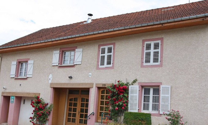 Taintrux Cottage | Gîte spacieux avec terrasse et cheminée près de Saint-Dié, à 28 km de Gérardmer