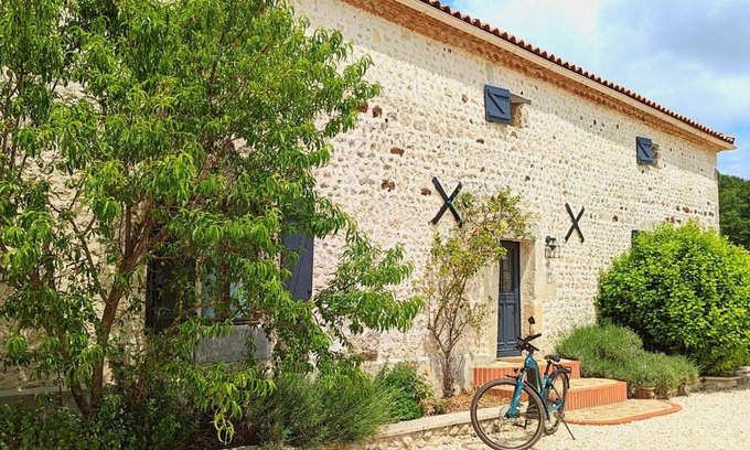 Montmoreau-Saint-Cybard Cottage | Maison spacieuse en pleine nature avec piscine, équipements de loisirs et randonnées à proximité