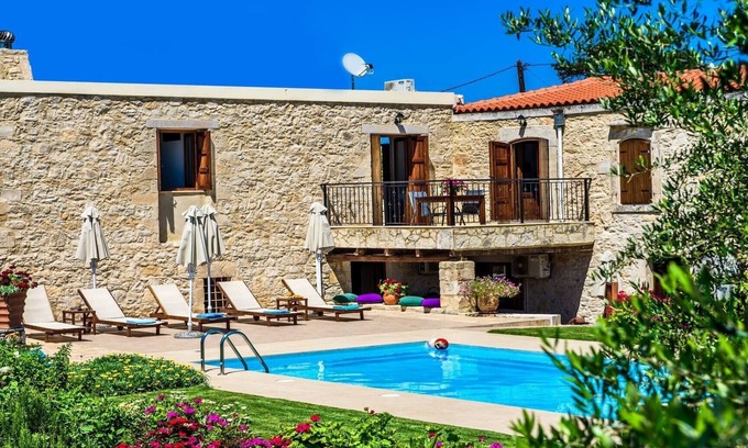 Margarites Villa | Spacieuse villa en pierre dans un cadre tranquille avec piscine et grand jardin!