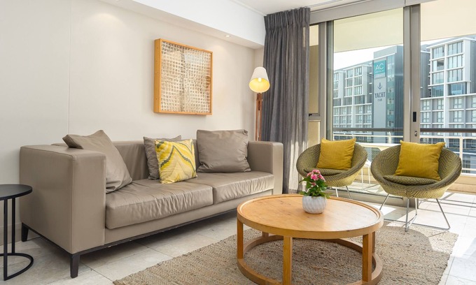 Flora Park Appartement | Spacious Studio Apartment on the Canals in CT