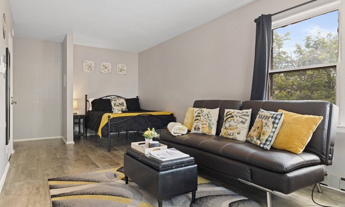 Aurora Appartement | Spacious Studio Apt/Sleeps 2/Near Hospital & Shopping/FREE Wifi