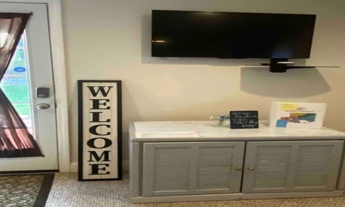 Lilburn Appartement | Spacious Studio Gem! North of Atlanta Basement Apartment Free Wi-Fi
