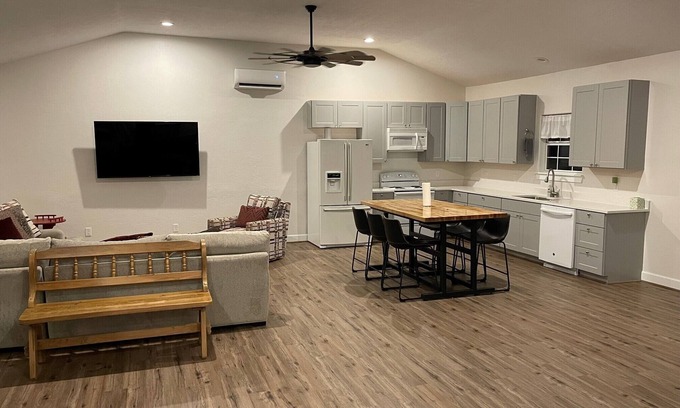 Willis Cabine | Spacious Studio Style Cabin by Small Lake