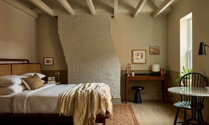 Fishtown Hôtel | Spacious Studio Suite with Sitting Area & Local Artwork