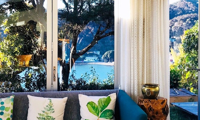 Lowry Bay Maison | Studio Gum Tree spacieux et élégant surplombant tout le port de Wellington
