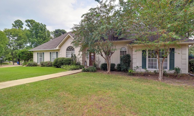 Ridgeland Maison | Spacious Suburban Home w/ Pool Access in Ridgeland
