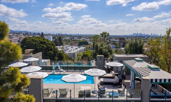 Norma Triangle Hôtel | Spacious Suite with Recreational Amenities! Rooftop Heated Pool, Pet-friendly!