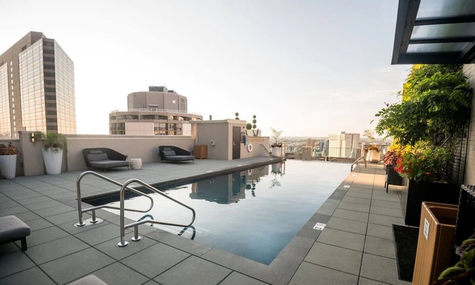 Logan Square Hôtel | Spacious Suite with Kitchen | City Views | Swimming Pool | Pet-Friendly
