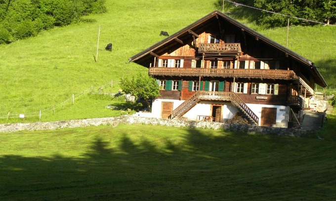 Val d'Illiez Lit Et Petit-Déjeuner | Spacious Swiss Alpine Chalet for Nature Lovers