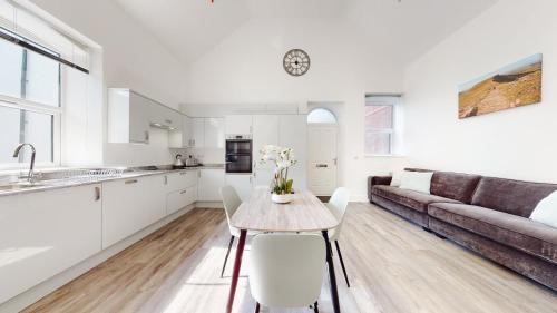 Abertillery Appartement | Spacious three bedroom apartment with Valley views
