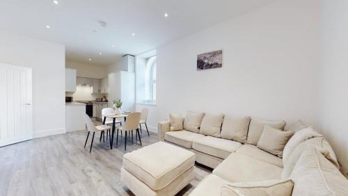 Abertillery Appartement | Spacious three bedroom apartment with Valley views