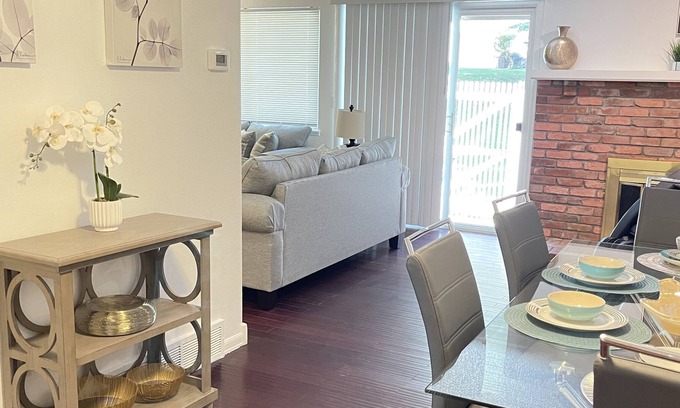 Dam East - West Maison | *Spacious Townhome* 5 min to light rail & shops