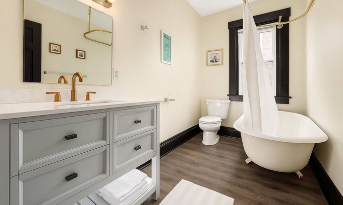 Livingston Park Maison | Spacious townhome near German Village 8 Beds