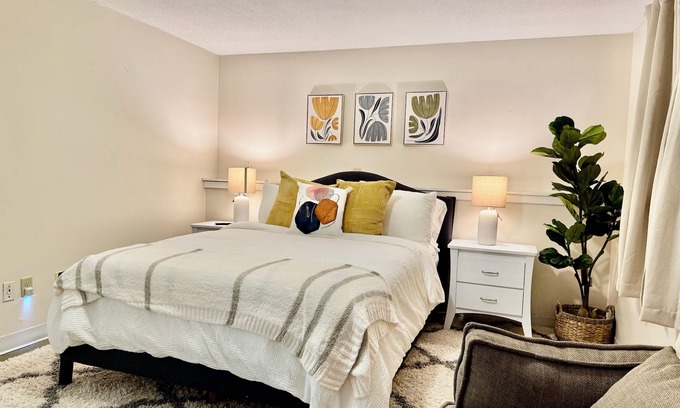 Robbinsdale Maison | Spacious Townhome Retreat Fully Stocked Near Downtown Robbinsdale