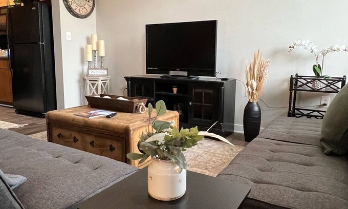 First Ward Maison | Spacious Luxury Townhouse in the Heart of Uptown