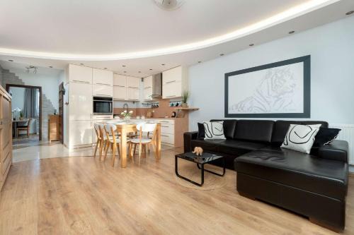 Kokoszki Appartement | Spacious Two-Bedroom Apartment with 2 Parking Spaces by Noclegi Renters