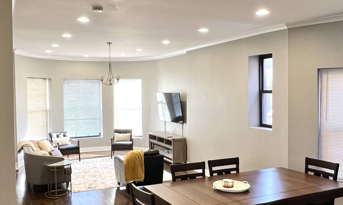 Grand Boulevard Appartement | Spacious unit in historic gem