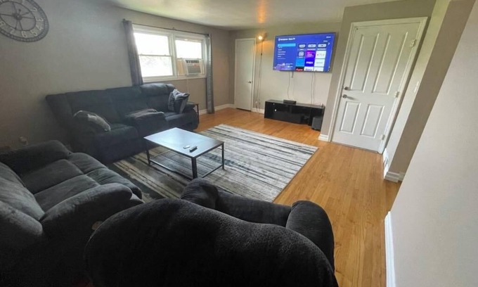 Eastside Appartement | Spacious University area 2 bedroom apartment 1 mile from SU. Parkside view!