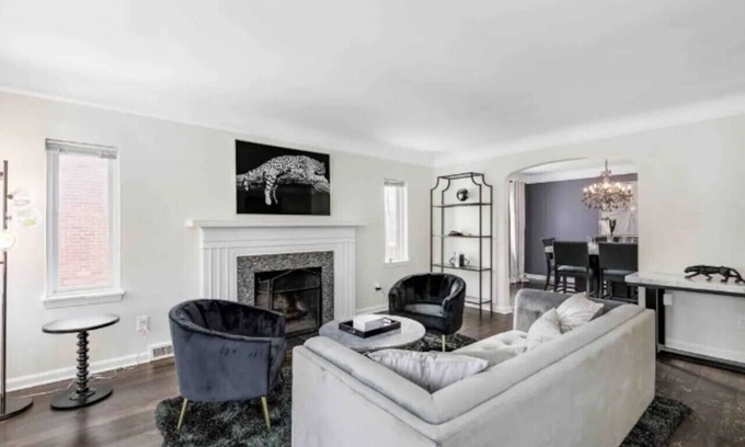 Grosse Pointe Appartement | Spacious Upper 2BR | Sleeps 8 in Grosse Pointe