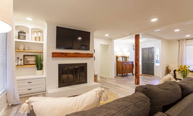 Valdosta Maison | Spacious Valdosta Retreat + Screened Porch, Large Yard & Peaceful Vibes