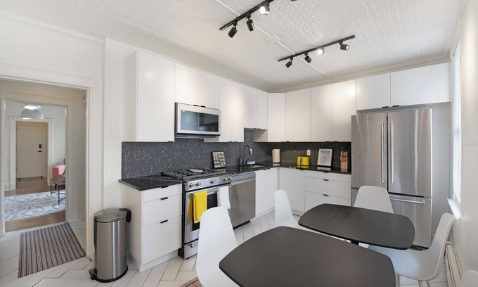 Bergen Appartement | Spacious Victorian with Parking Available
