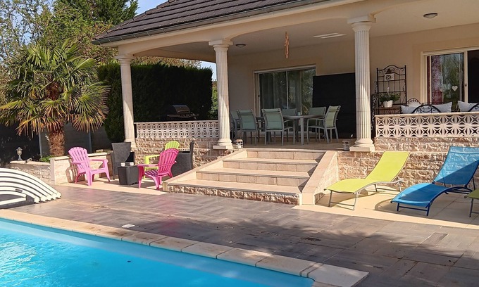 Fragnes-la-Loyere Villa | Villa spacieuse avec piscine au bord du canal