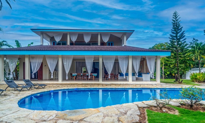 El Callejon Maison | Villa Spacieuse-3 CH-3.5 SDB-Piscine Privée-Jardin- BBQ–Proche plages et centre.