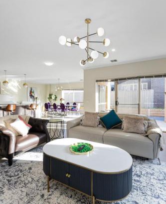 Point Cook Villa | Spacious Villa 7BRM 5-bathroom House Point Cook Double Storey