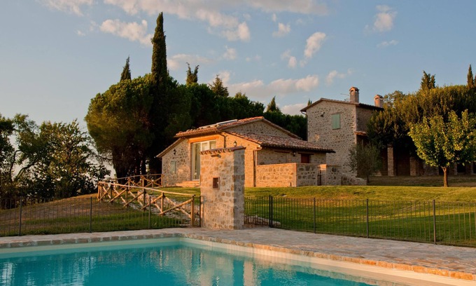 Gualdo Cattaneo Villa | Appartement dans villa avec piscine, grand jardin, terrasse privée, barbecue, ping-pong
