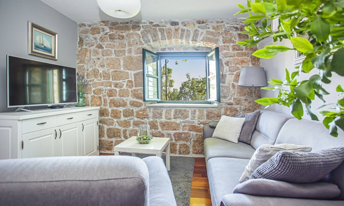 Dalmatian Mainland Villa | Villa spacieuse avec vue magnifique