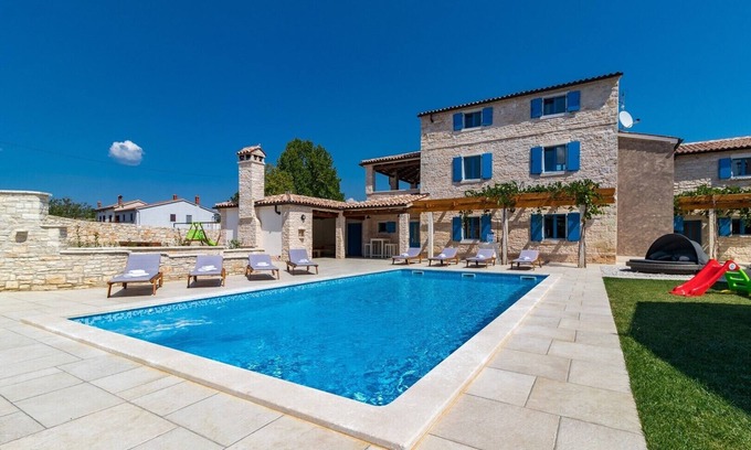 Bokordici Villa | Villa spacieuse, avec piscine privée dans un village paisible loin des foules de la ville!