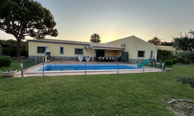 Almancil Villa | Spacieuse villa avec grand jardin et piscine privée-calme près de Quinta do Lago